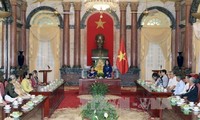 Vizestaatspräsidentin trifft Vertreter der Menschen mit Verdiensten der Provinz Vinh Long